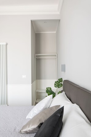 2 chambres, coffres-forts dans les chambres, bureau