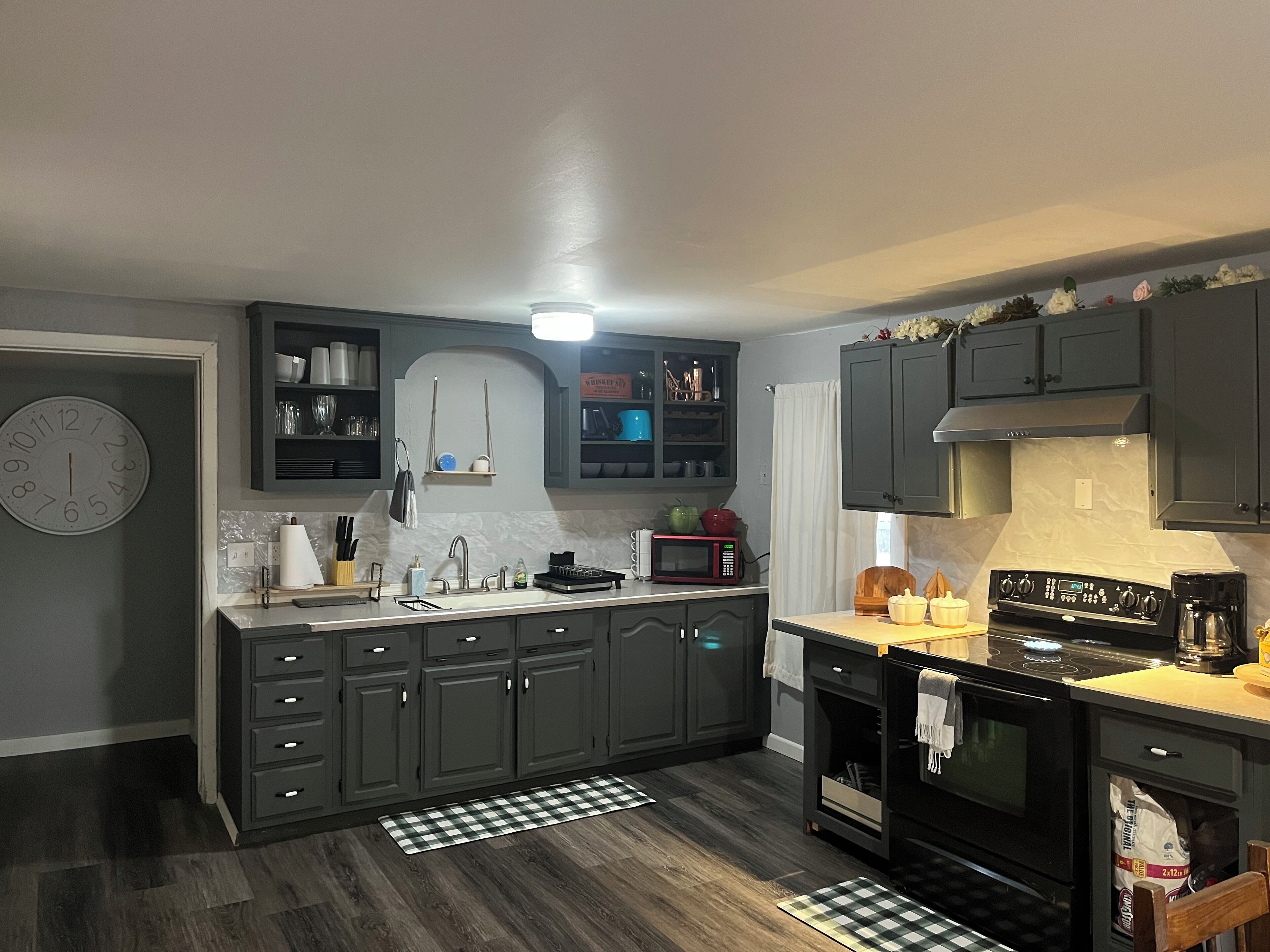 冷蔵庫、電子レンジ、オーブン、コンロ