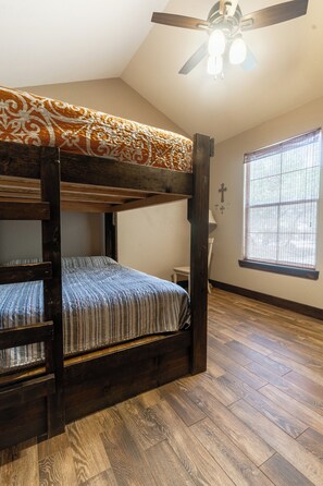 5 bedrooms, WiFi, bed sheets