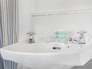 Shower, hair dryer, towels - The Loft - Beautiful flat in Chelsea, London - Pass the Keys (London)