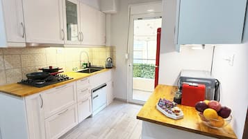 Apartamento familiar, 2 habitaciones, no fumadores, vistas a la ciudad | Cocina privada