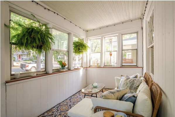 Interior - 3-bedroom house in beautiful Kingfield Minneapolis with WiFi, AC, fitness room (Minneapolis)