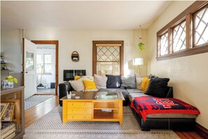 Smart TV, fireplace, computer monitors - 3-bedroom house in beautiful Kingfield Minneapolis with WiFi, AC, fitness room (Minneapolis)