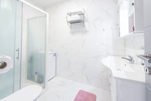 Haartrockner, Handtücher, Seife, Toilettenpapier