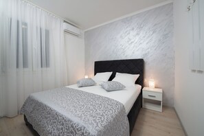 2 bedrooms, iron/ironing board, WiFi, bed sheets