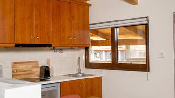 Refrigerador, microondas, cafetera y tetera y tostadora