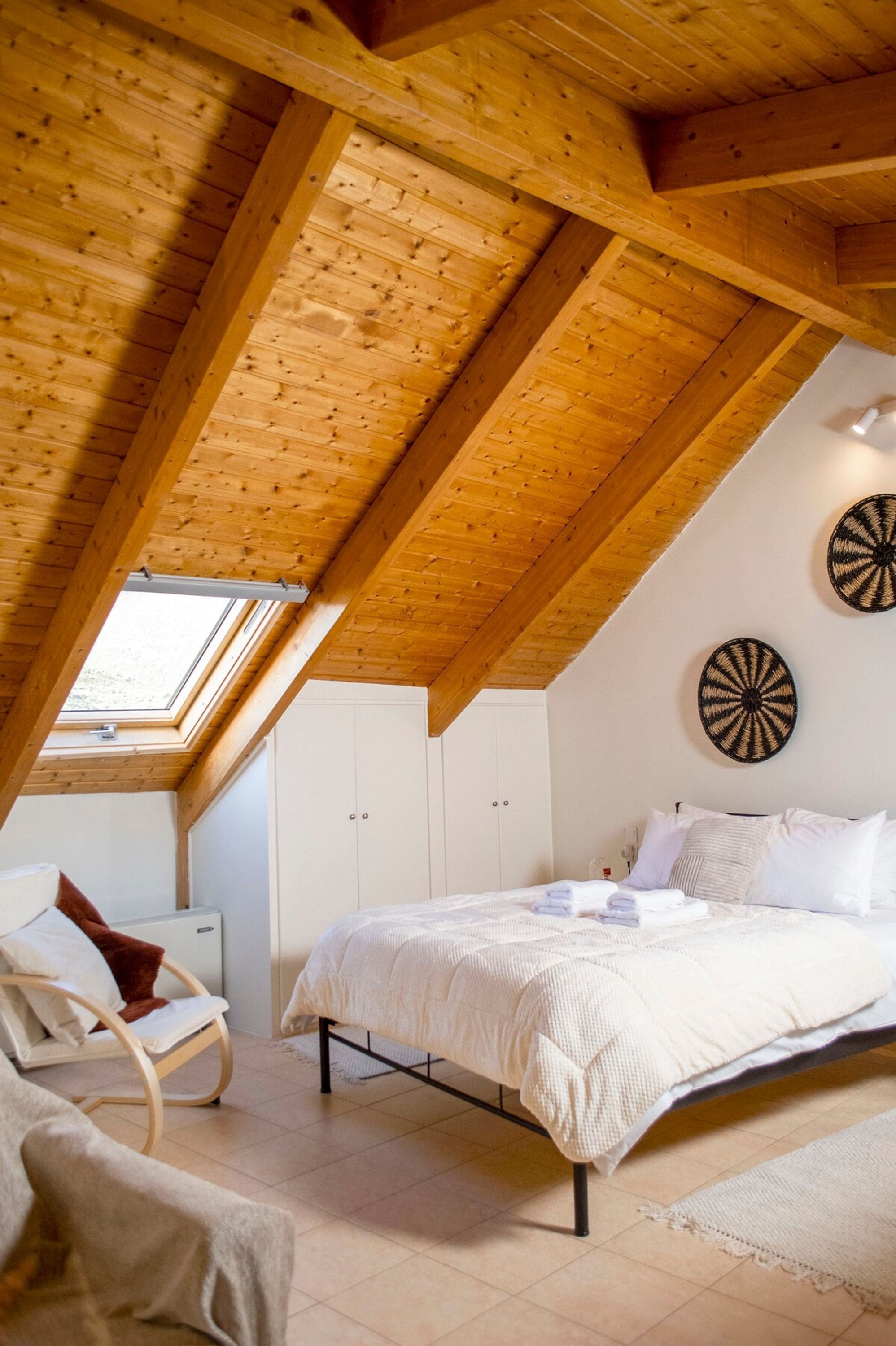 1 chambre, bureau, fer et planche à repasser, lit parapluie