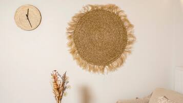 Télévision, cheminée, espaces bureaux