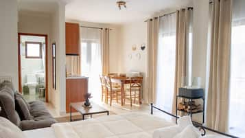 1 habitación, escritorio, tabla de planchar con plancha y cuna de viaje