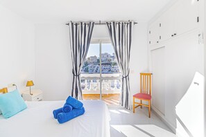 2 chambres, fer et planche à repasser, accès Internet, draps fournis