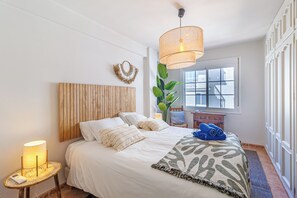 2 quartos, ferros/tábuas de passar roupa, acesso à internet