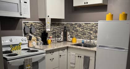 Charming RED Door Studio in lovely Augusta with WiFi, Parking, & Good Vibes