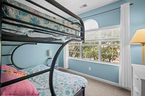 4 habitaciones, tabla de planchar con plancha, internet y ropa de cama 