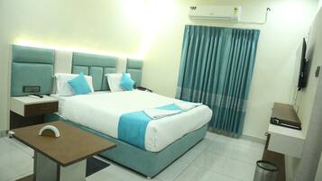 Deluxe Room, City View | 1 bedroom, desk, laptop workspace, free WiFi