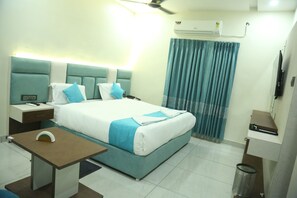 Desk, laptop workspace, free WiFi - Hotel Greenland (Khammam)