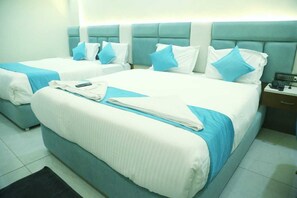 Desk, laptop workspace, free WiFi - Hotel Greenland (Khammam)