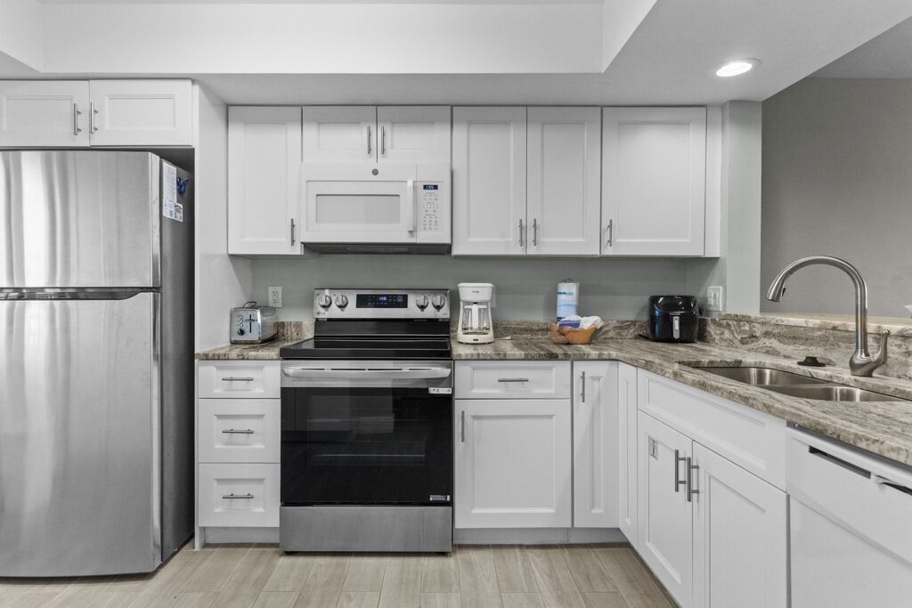 Kjøleskap, mikrobølgeovn, ovn og kokeplater