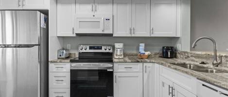 Kjøleskap, mikrobølgeovn, ovn og kokeplater