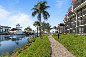 المنطقة المحيطة بالمنشأة