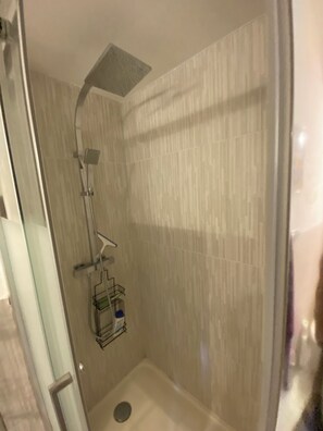 Shower, hair dryer, towels, soap - Tranquil apartment in an ancient Mas between the Pyrenees and the Mediterranean (Reynes)