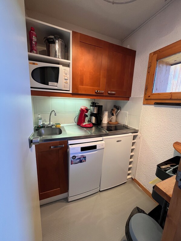 Kylskåp, mikrovågsugn, spishäll och diskmaskin