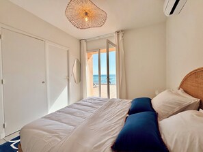 4 bedrooms, iron/ironing board, internet, bed sheets