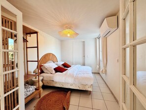 4 bedrooms, iron/ironing board, Internet, bed sheets