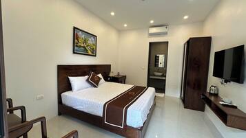 Double Room, City View | Minibar (some free items), desk, soundproofing, WiFi (free)