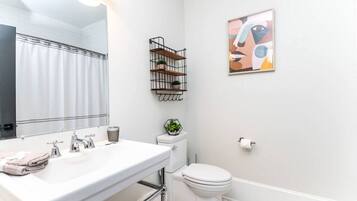 Secador de cabelo, toalhas de banho