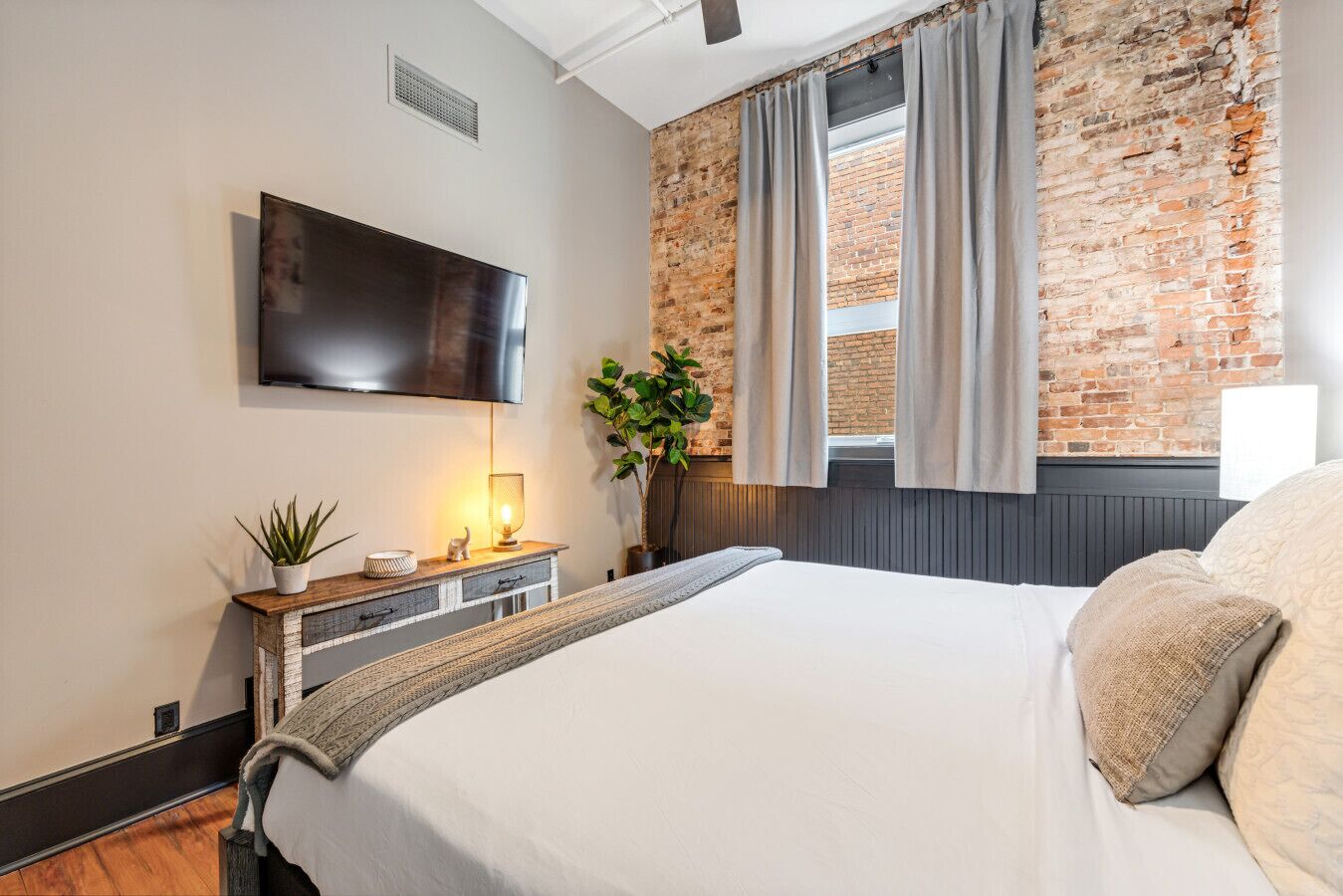 2 sovrum, skrivbord, strykjärn/strykbräda och resesäng