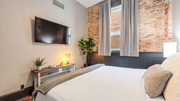 2 sovrum, skrivbord, strykjärn/strykbräda och resesäng