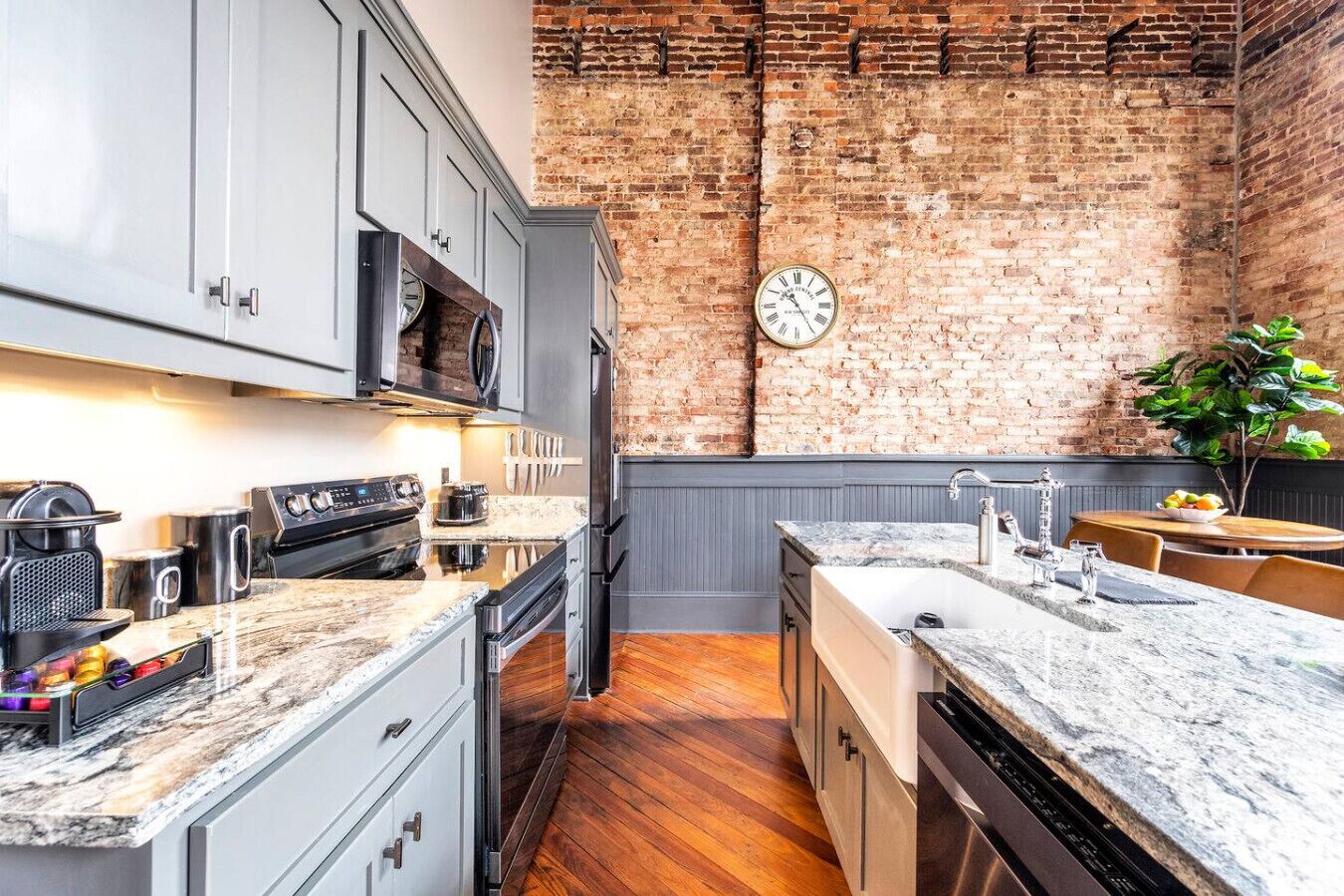 Kylskåp, mikrovågsugn, ugn och spishäll