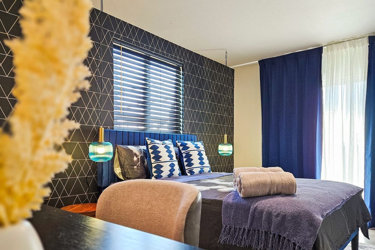 Deluxe Room, 1 Queen Bed, Balcony | Desk, free WiFi, bed sheets