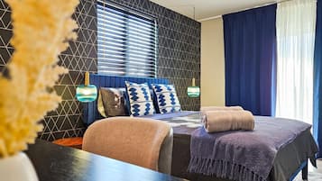 Habitación Deluxe, 1 cama Queen size, balcón | Escritorio, wifi gratis y ropa de cama