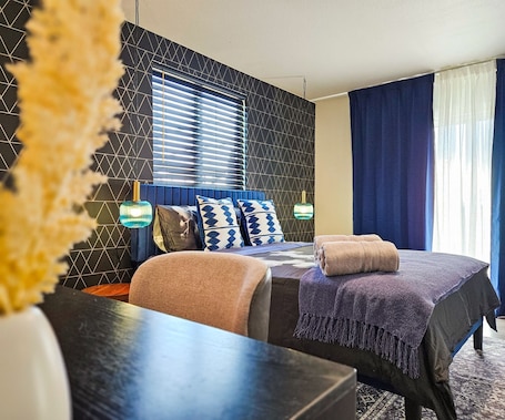 Escritorio, wifi gratis y ropa de cama