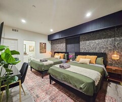 特色家居、办公桌、笔记本电脑工作区、免费 WiFi