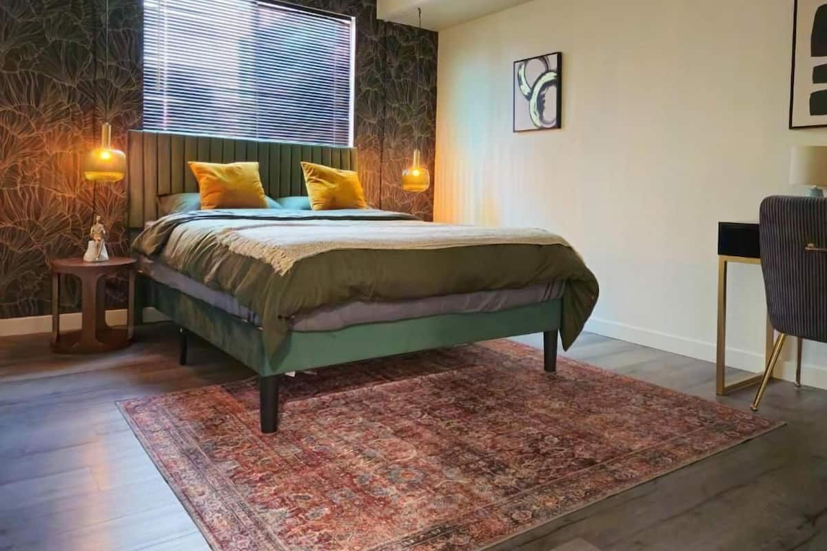 Desk, free WiFi, bed sheets