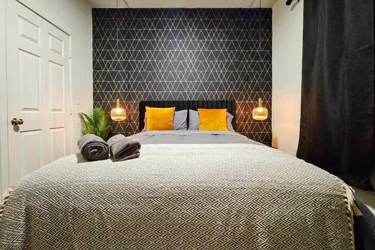 Standard Room, 1 Queen, "Private Detached Bathroom" | Desk, free WiFi, bed sheets