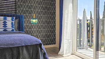 Individuell eingerichtet, Schreibtisch, laptopgeeigneter Arbeitsplatz