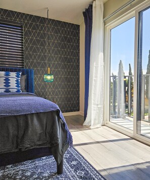 Individually furnished, desk, laptop workspace, free WiFi