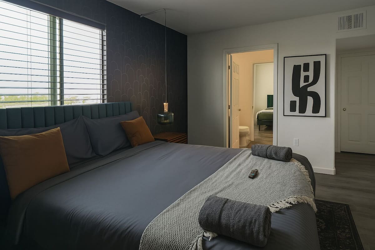 Basic Suite | Desk, free WiFi, bed sheets