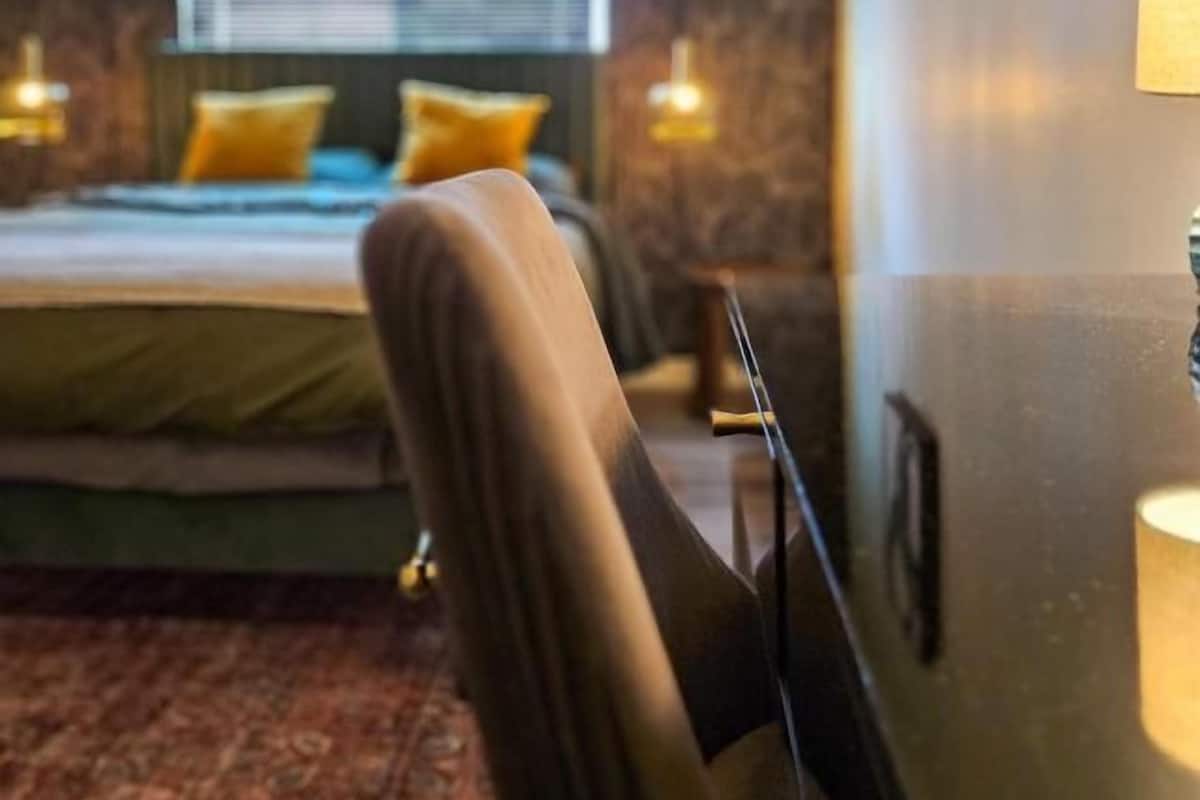 Standard Room, 1 Queen Bed | Desk, free WiFi, bed sheets