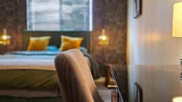 Standard Room, 1 Queen Bed | Desk, free WiFi, bed sheets