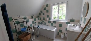 Shower, hair dryer, towels, soap - Quiet house with splendid view of Pouldon cove - 4 bedrooms, 8 per (Pont-l'Abbé)