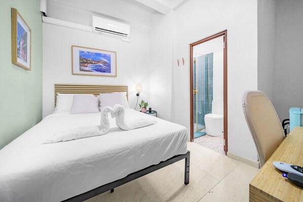 Luxury Double Room, 1 Queen Bed | Free WiFi - Room 9: Sleek & Serene Stay in San Juan (San Juan)