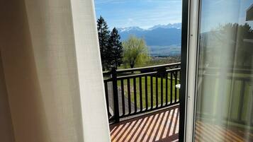 Quarto triplo superior, vista para a montanha | Cofres nos quartos, escrivaninha, Wi-Fi de cortesia, roupa de cama
