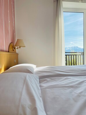 Phòng 3 Superior, quang cảnh núi | Két bảo mật tại phòng, bàn, truy cập Internet không dây miễn phí