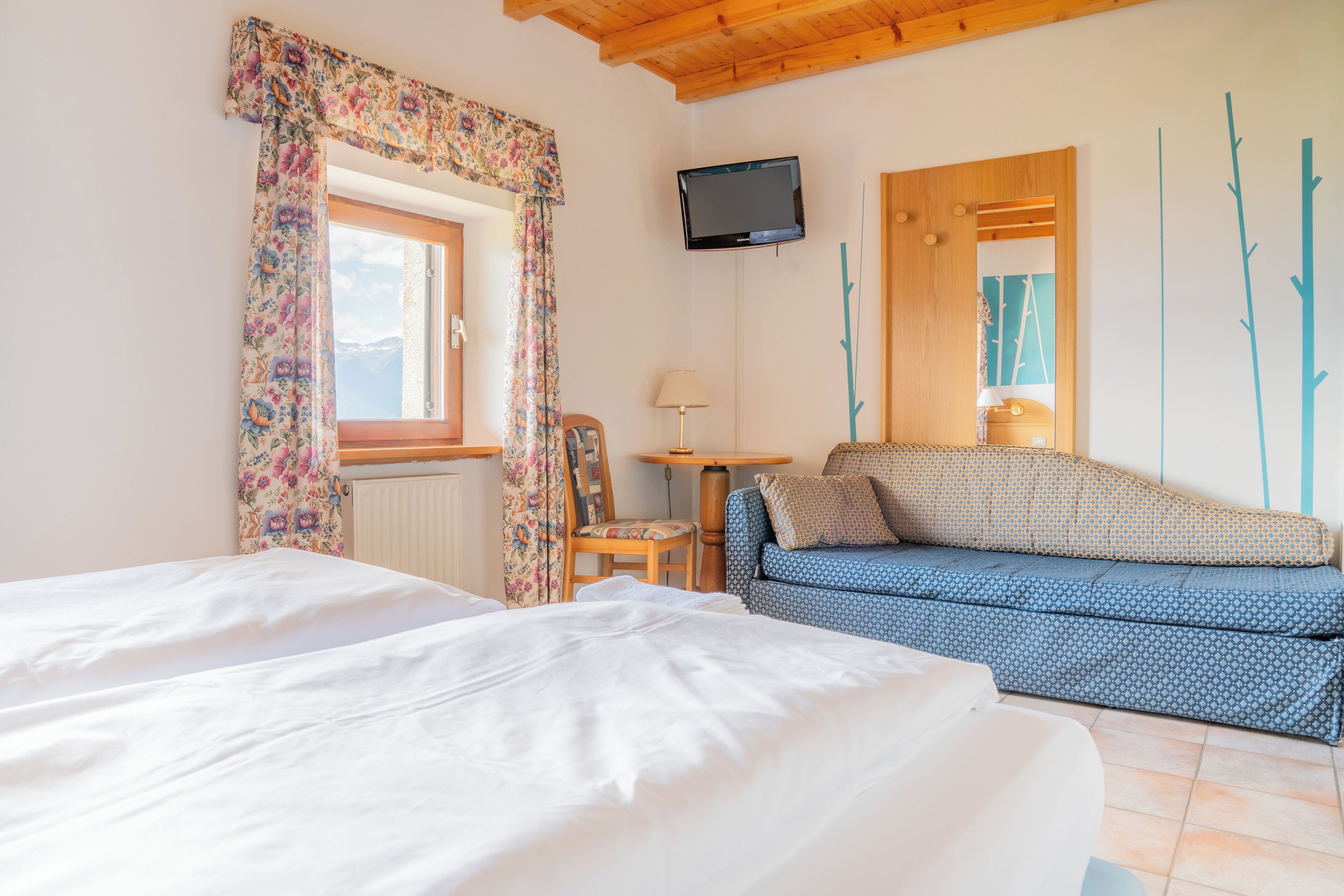 Tripla familiare, vista montagna | Una cassaforte in camera, una scrivania, Wi-Fi gratuito, lenzuola