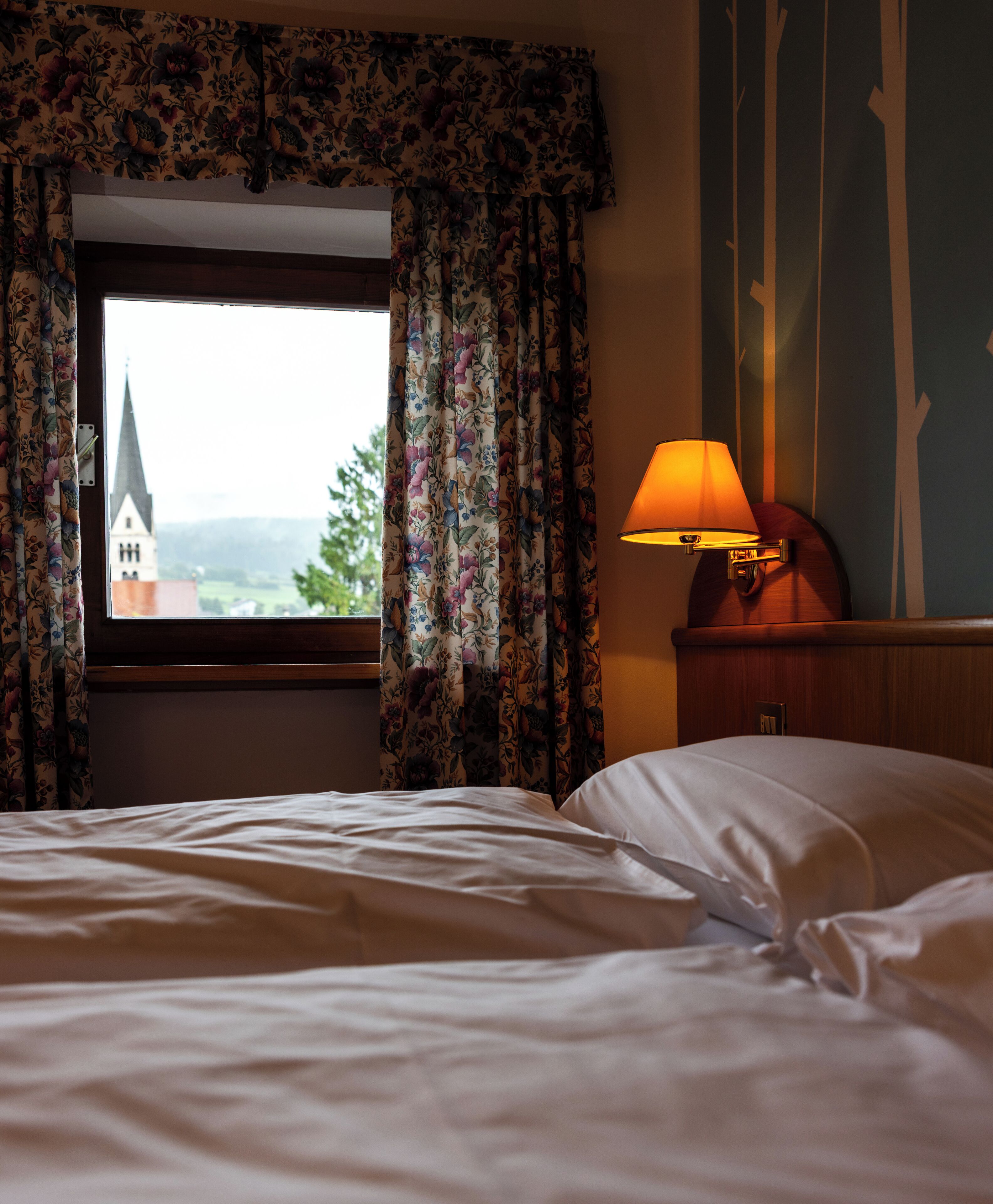 Dobbelt- eller tomannsrom – standard, fjellutsikt | Safe på rommet, skrivebord, wi-fi (inkludert) og sengetøy