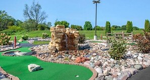 Property grounds - Charming 3-bedroom townhome with pool & activities in fantastic Wisconsin Dells (Wisconsin Dells)